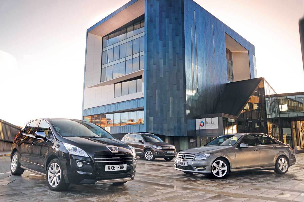 Peugeot 3008 HYbrid4 vs rivals