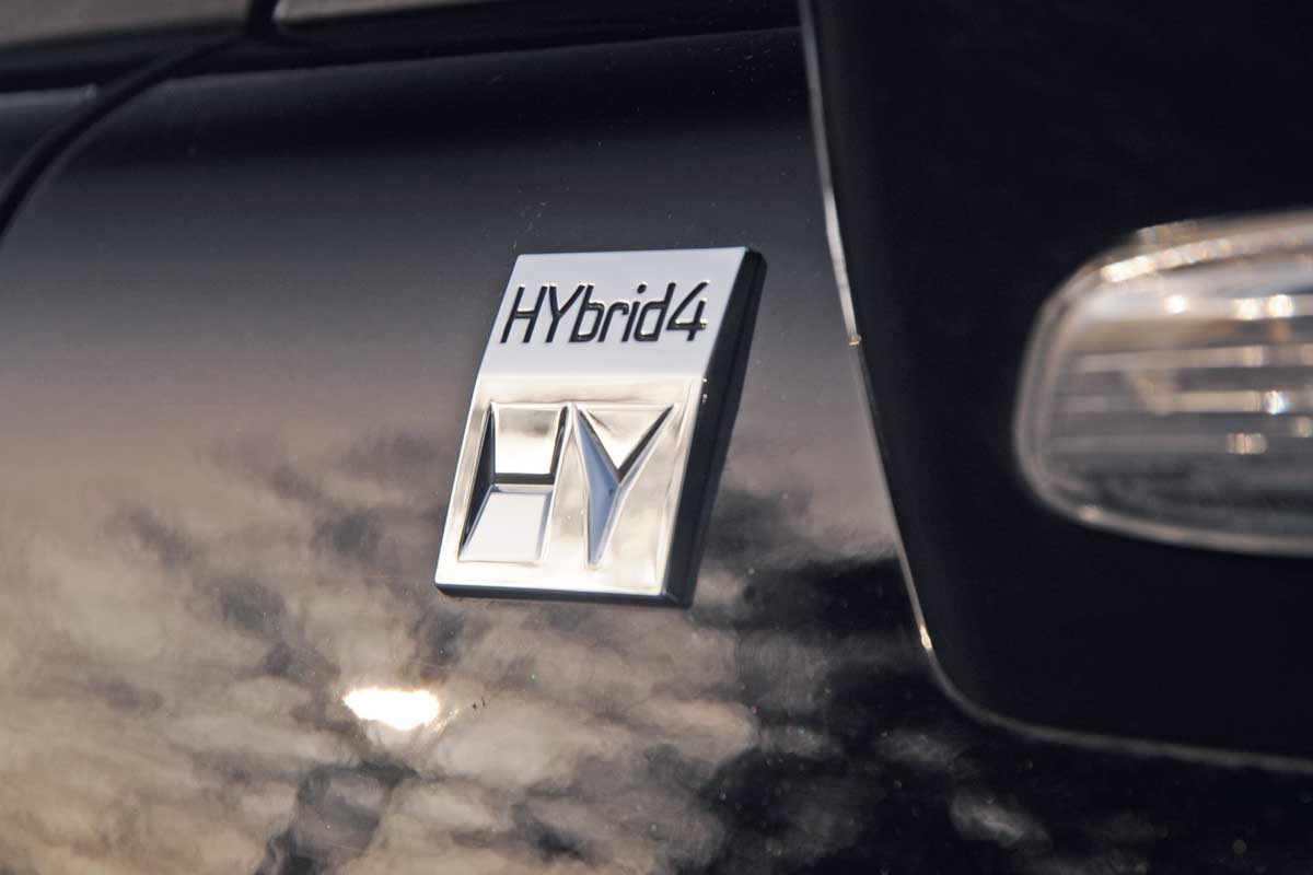 Peugeot 3008 HYbrid4 badge