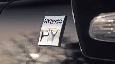 Peugeot 3008 HYbrid4 badge