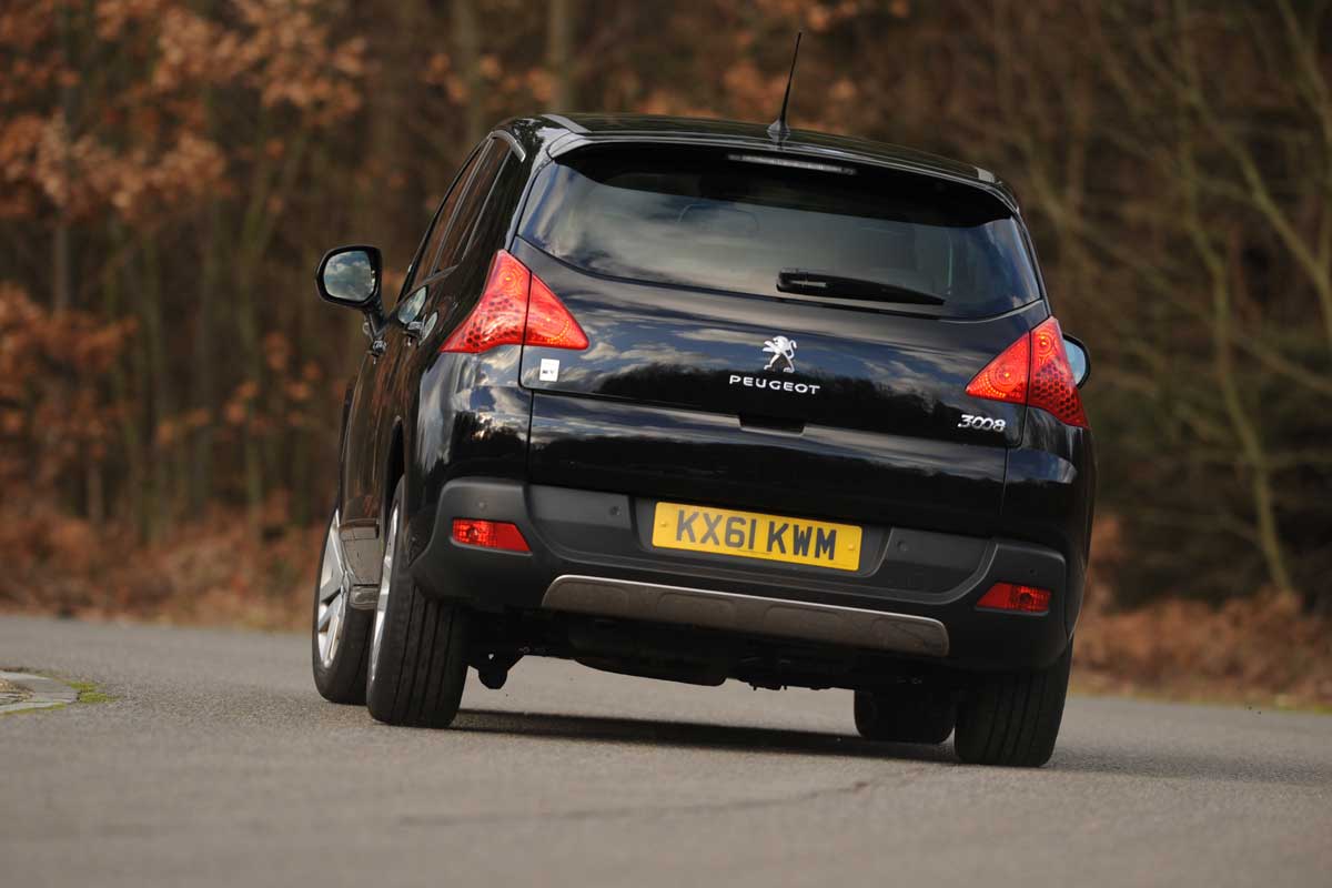 Peugeot 3008 HYbrid4 rear cornering