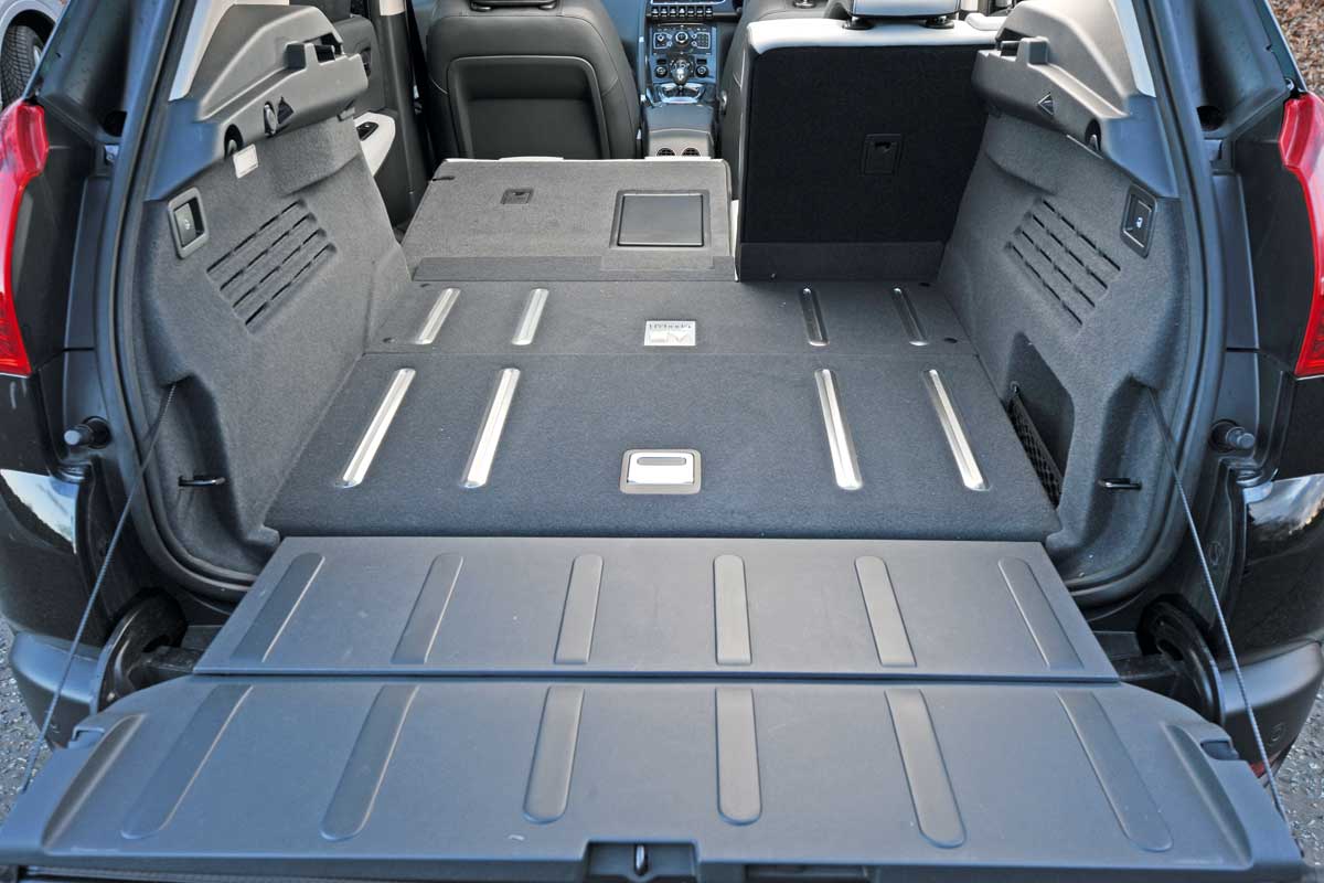 Peugeot 3008 HYbrid4 boot