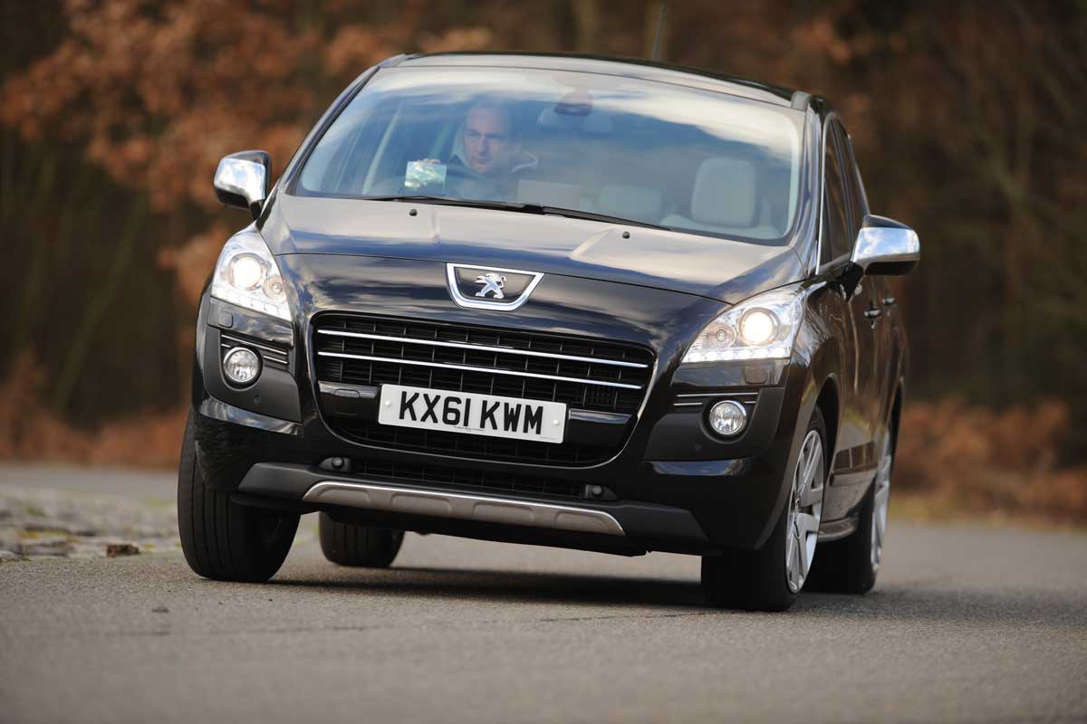 Peugeot 3008 HYbrid4 front cornering