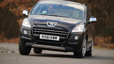 Peugeot 3008 HYbrid4 front cornering