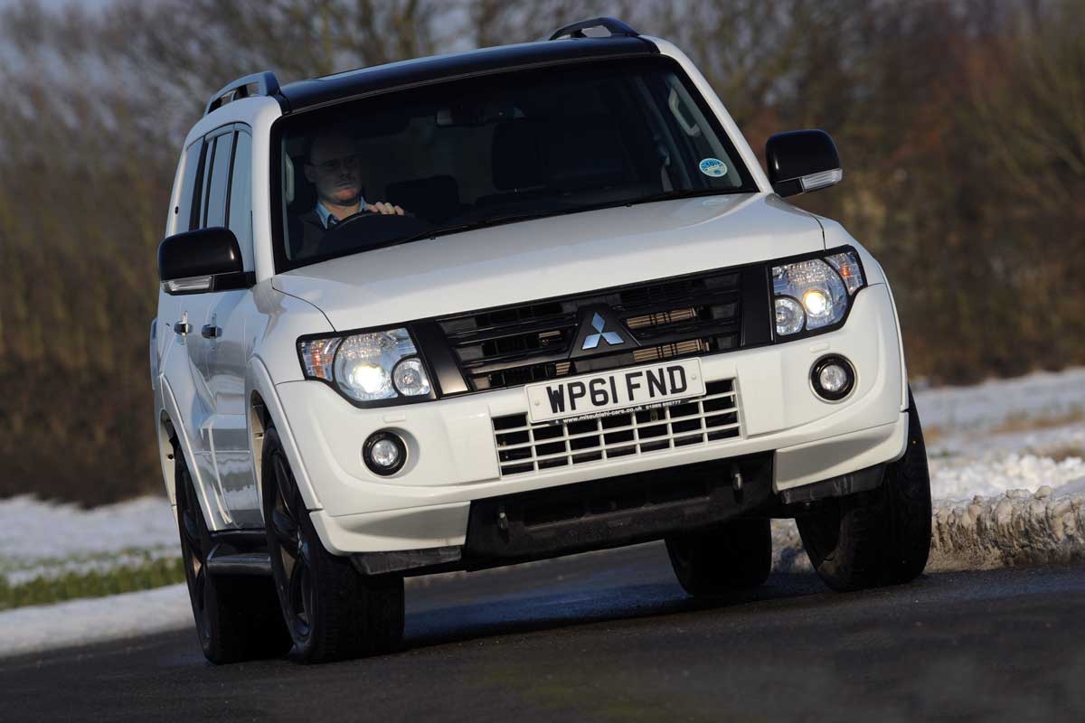 Mitsubishi Shogun Black Edition front cornering