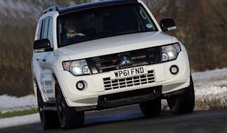 Mitsubishi Shogun Black Edition front cornering