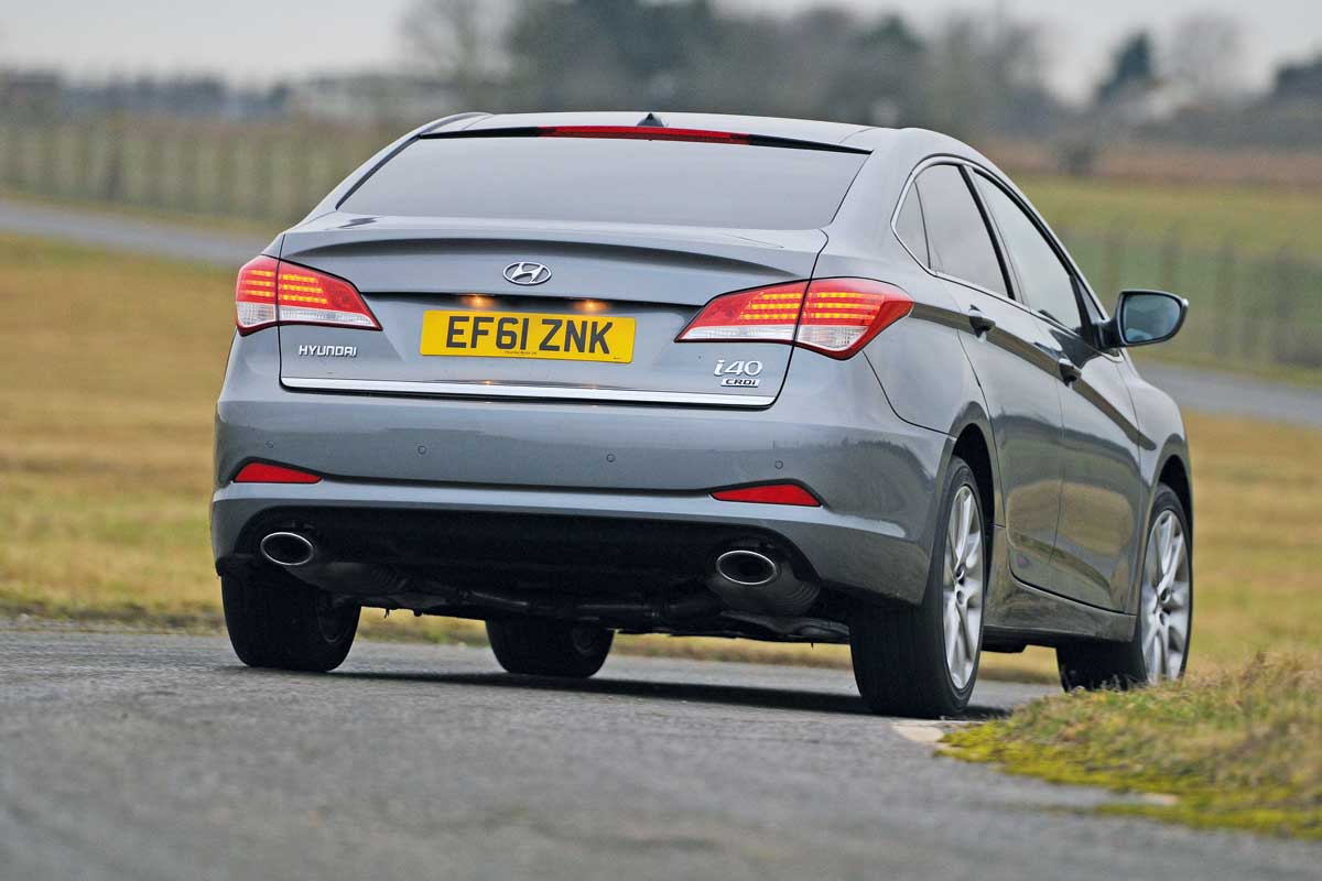 Hyundai i40 saloon rear cornering