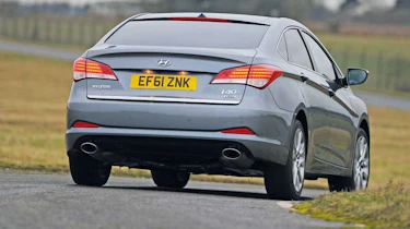 Hyundai i40 saloon rear cornering