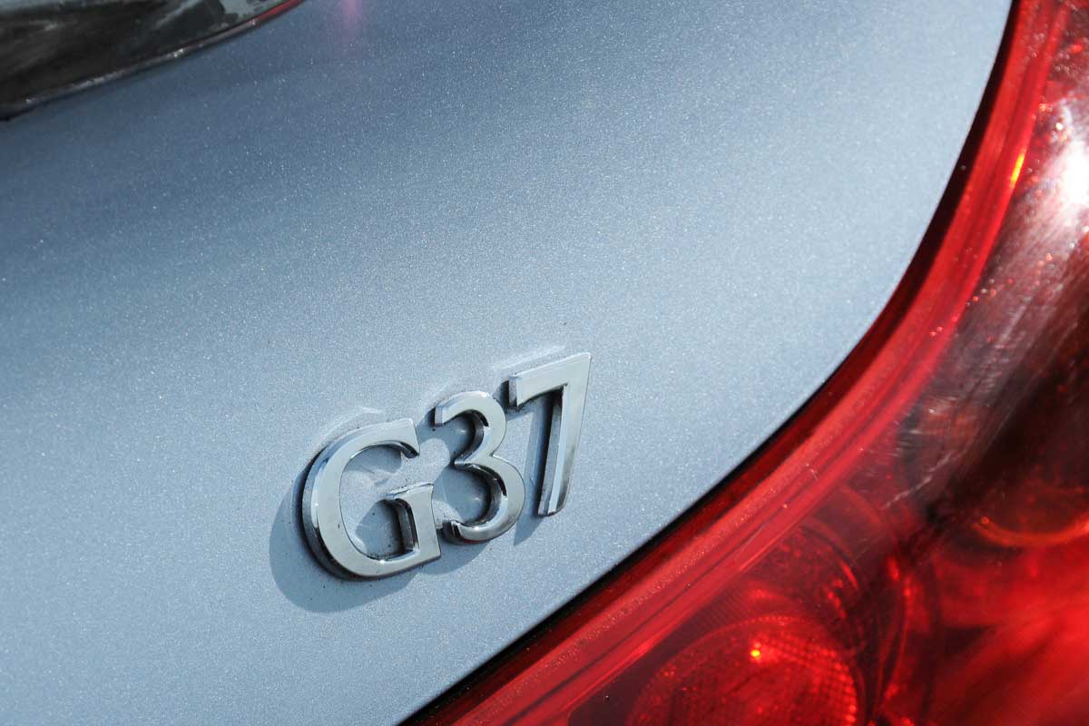 Infiniti G37 Convertible badge
