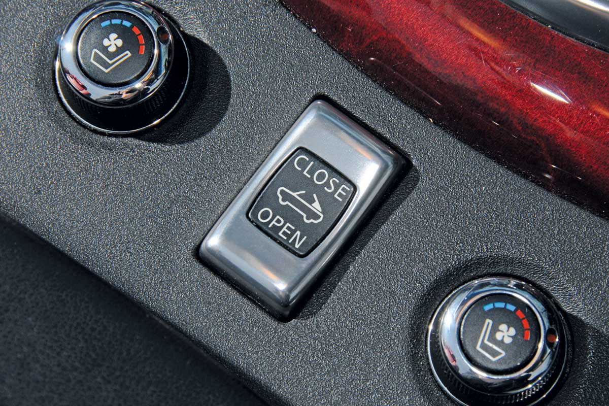 Infiniti G37 Convertible roof button