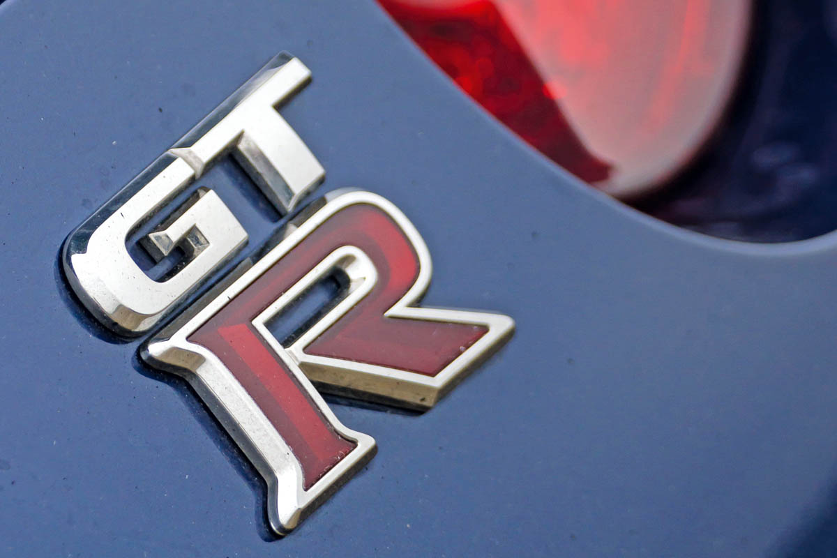 Nissan Juke-R vs GT-R GTR badge