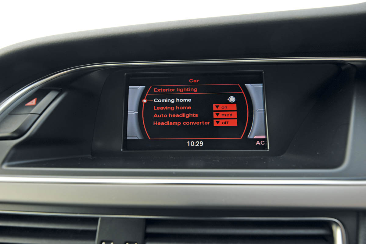 Audi A4 2.0 TDI S line screen