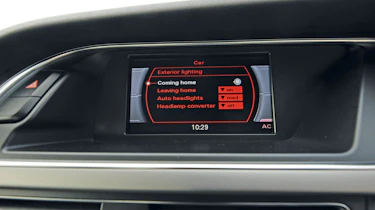 Audi A4 2.0 TDI S line screen