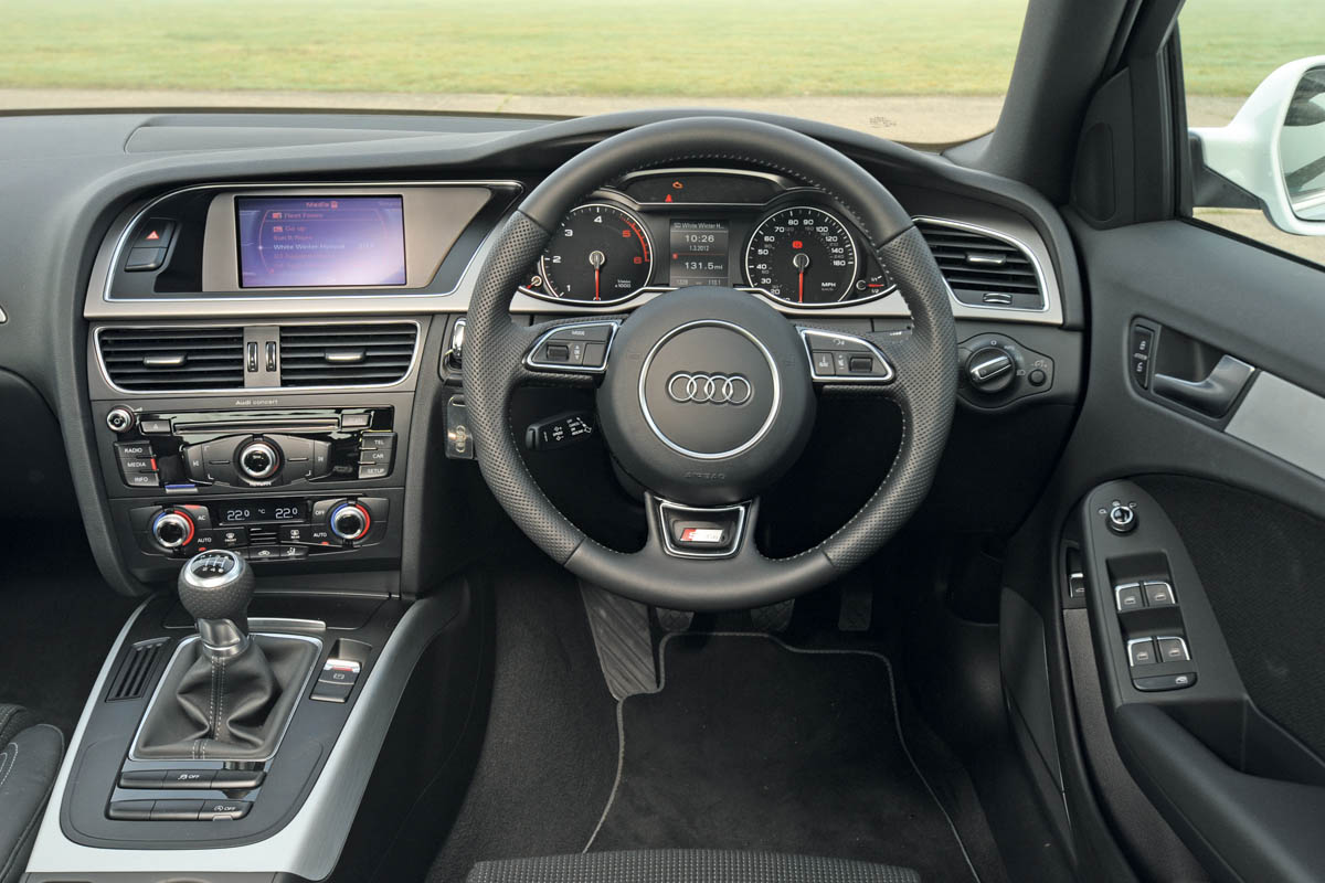Audi A4 2.0 TDI S line dash