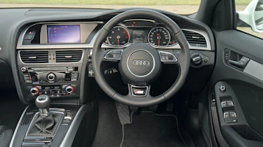 Audi A4 2.0 TDI S line dash