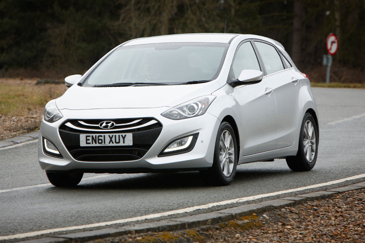 Hyundai i30 front cornering