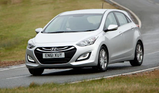 Hyundai i30 front cornering