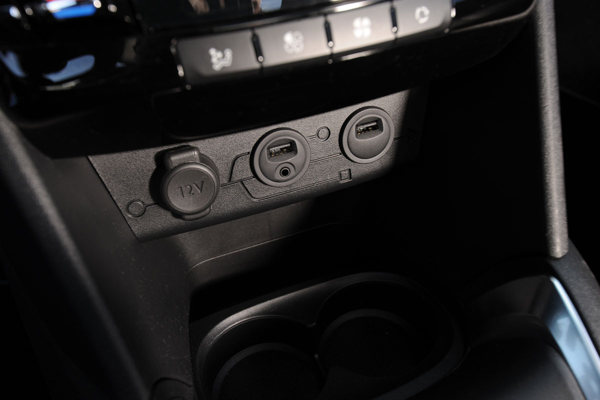 Peugeot 208 1.6 VTi Allure USB connection