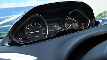 Peugeot 208 1.6 VTi Allure dials