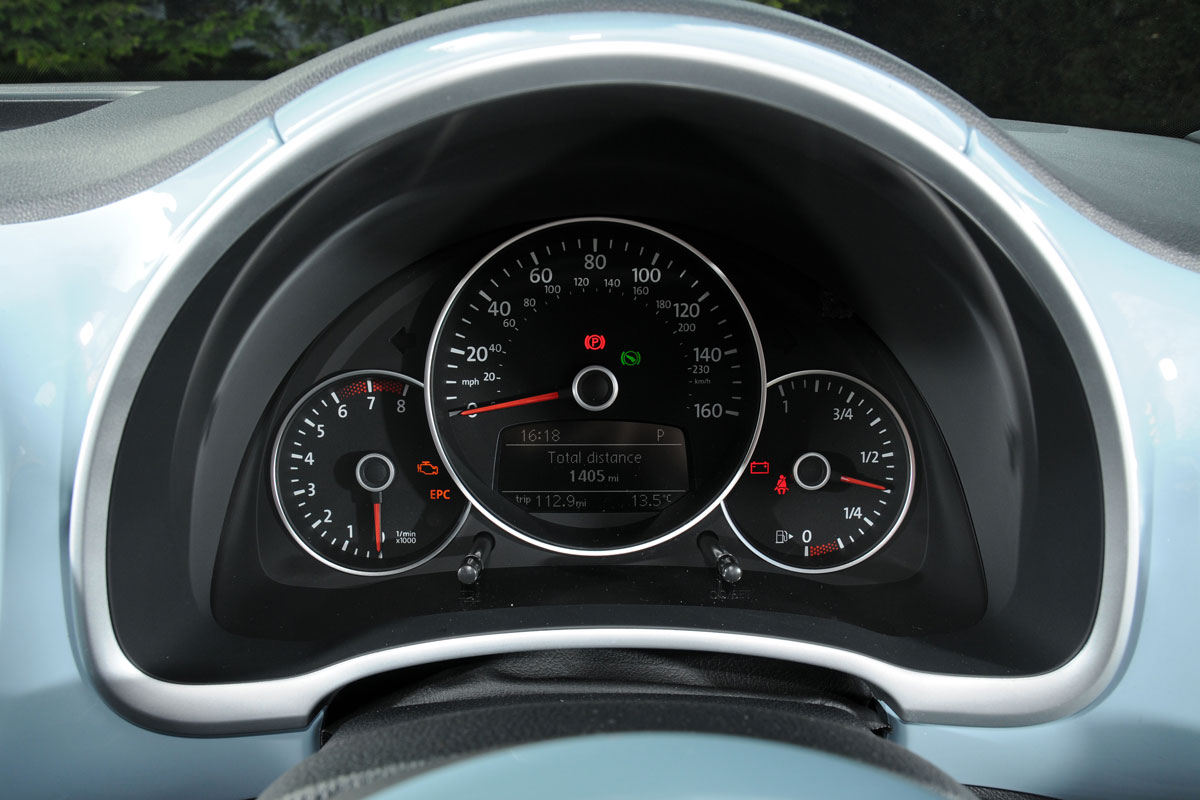 Volkswagen Beetle 1.2 TSI dials