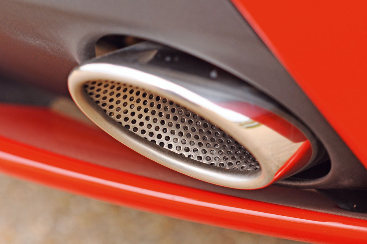 Aston Martin V8 Vantage exhaust