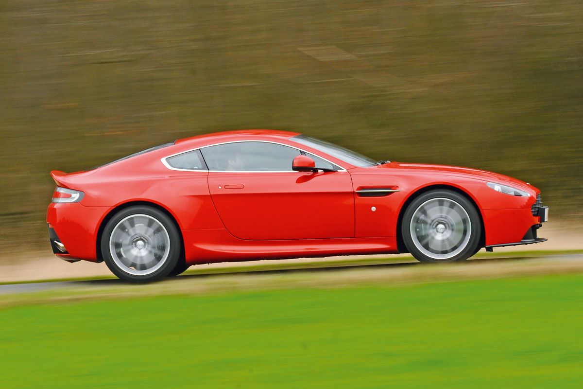 Aston Martin V8 Vantage panning