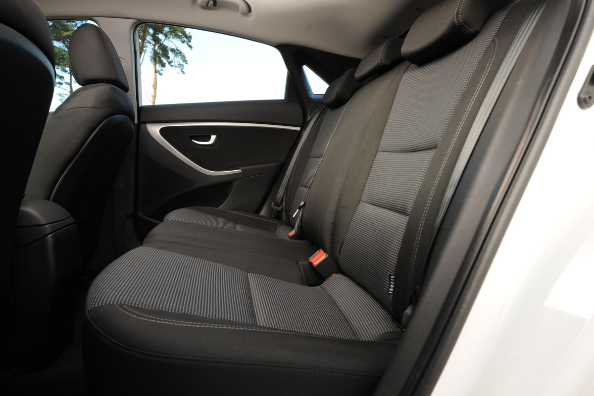 Hyundai i30 1.6 CRDi Blue Drive rear seats
