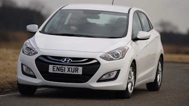 Hyundai i30 1.6 CRDi Blue Drive front cornering