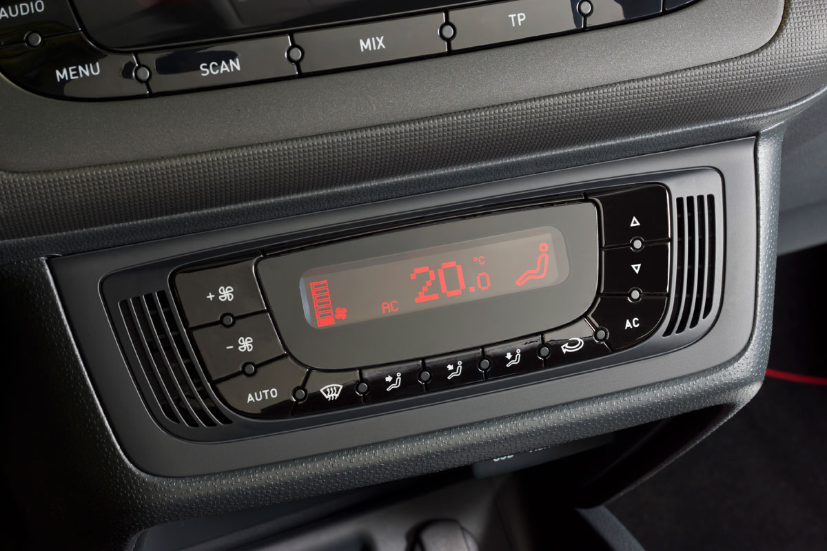 2012 SEAT Ibiza FR centre console