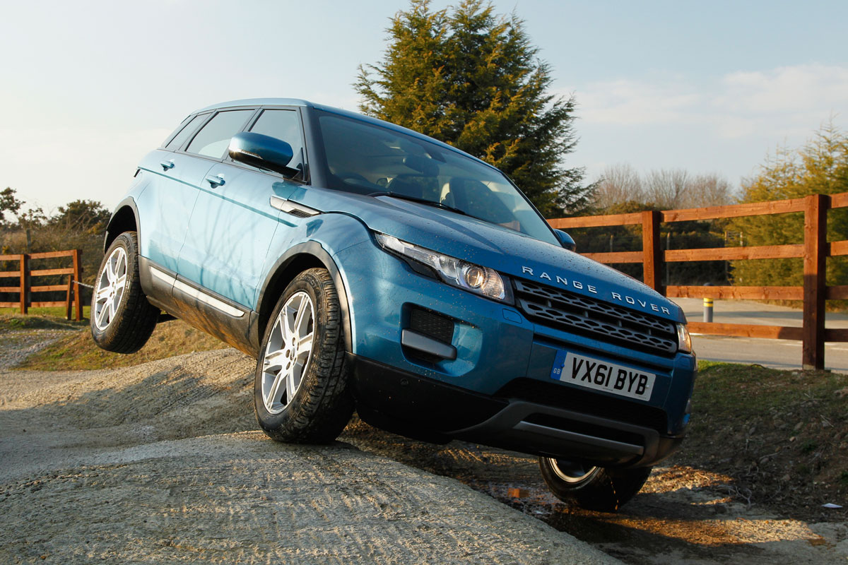 Range Rover Evoque 2WD front three-quarters