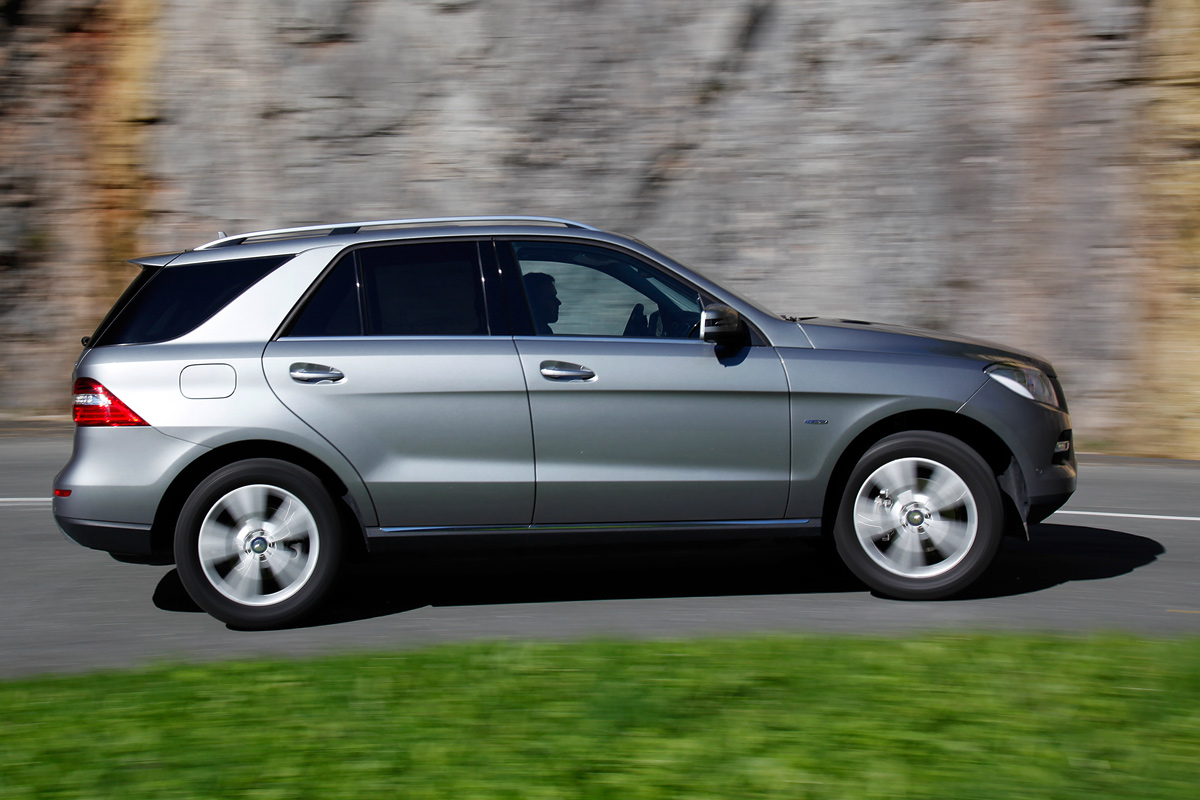 Mercedes M-Class panning