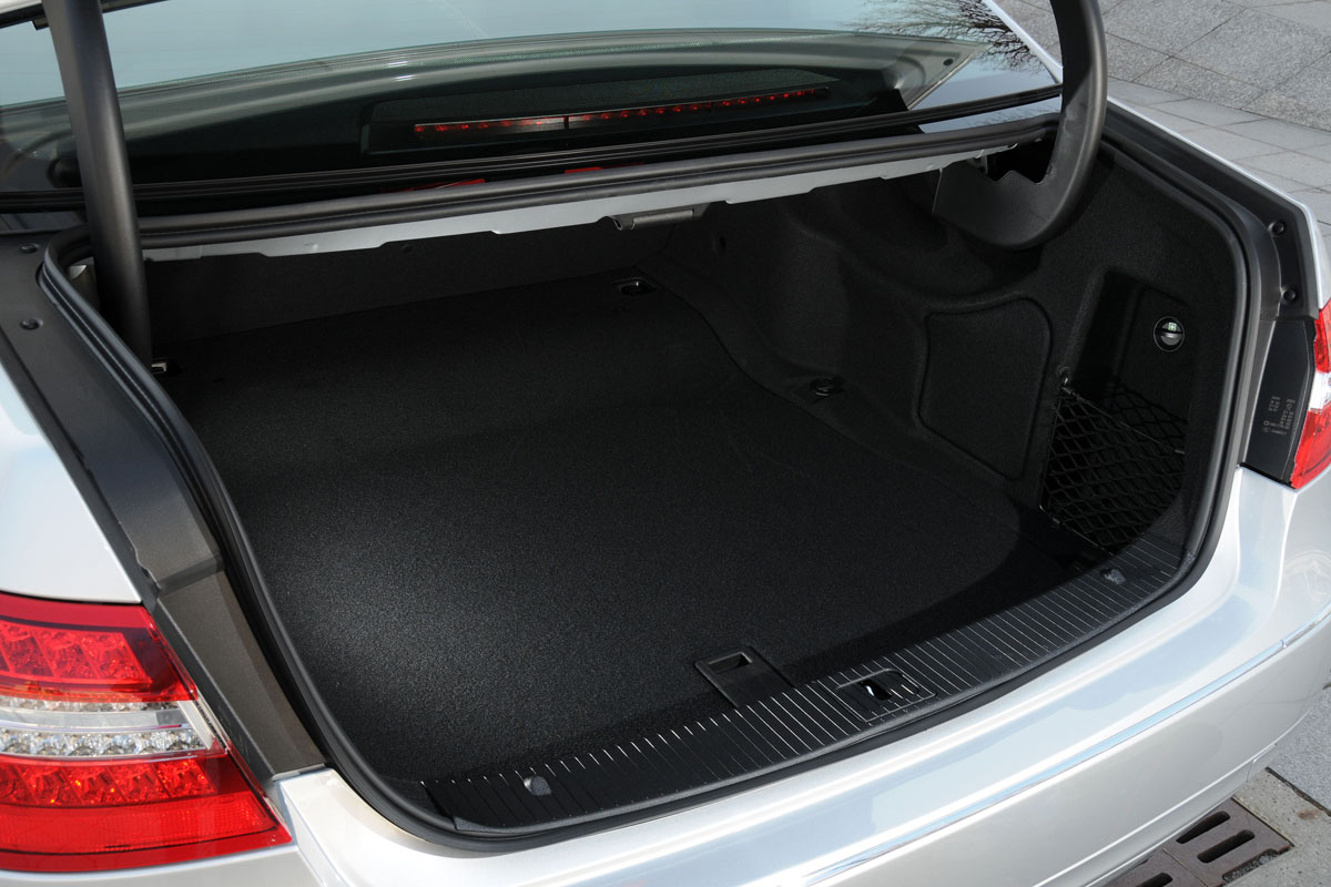 Mercedes E300 BlueTEC Hybrid boot