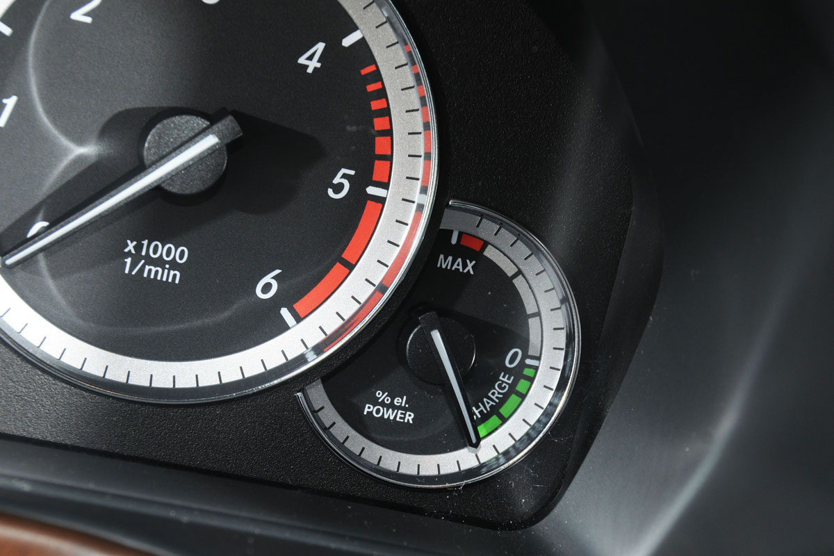 Mercedes E300 BlueTEC Hybrid dials