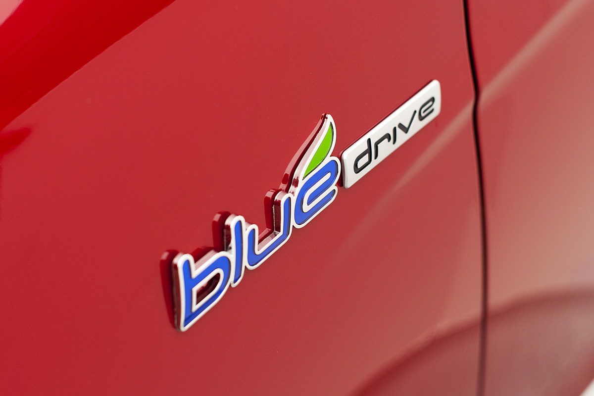 Hyundai Sonata Hybrid badge