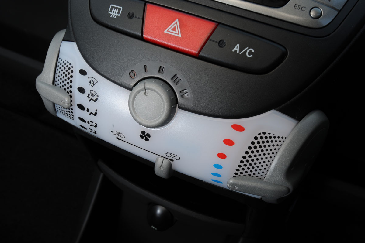 Peugeot 107 1.0 Active centre console