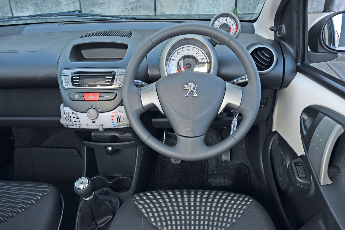 Peugeot 107 1.0 Active interior