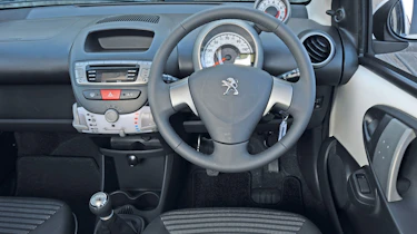 Peugeot 107 1.0 Active interior
