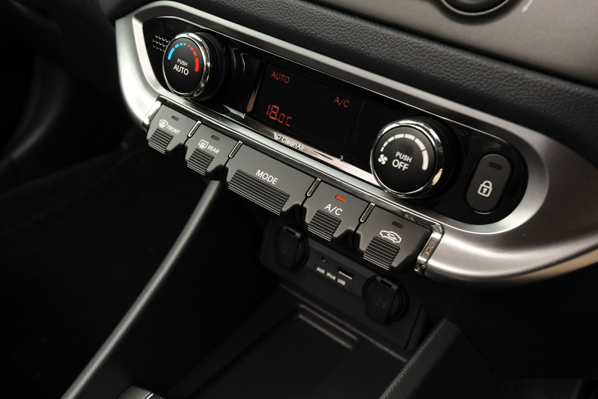 Kia Rio centre console