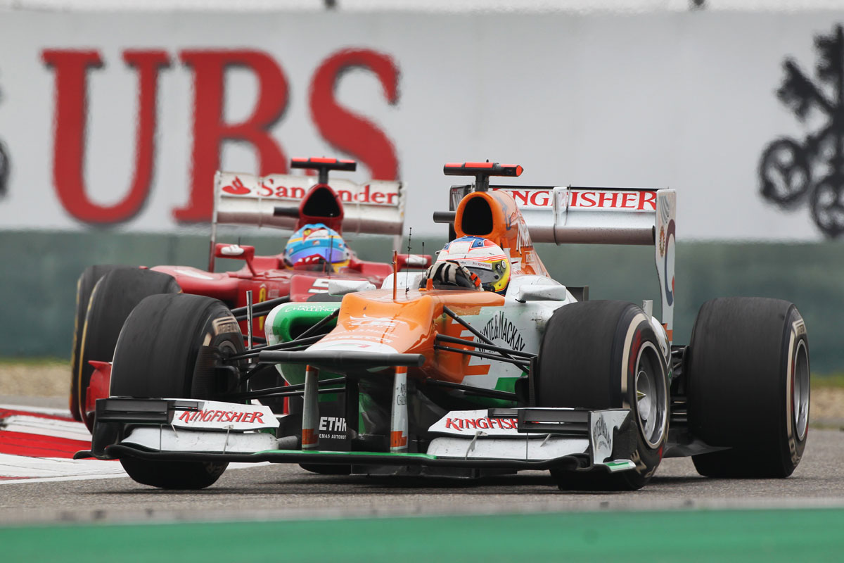 Paul di Resta battling with Fernando Alonso