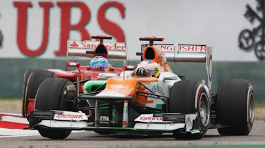 Paul di Resta battling with Fernando Alonso