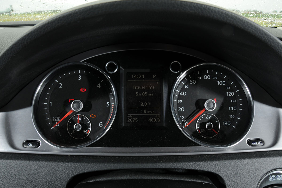 Volkswagen CC 2.0 TDI dials