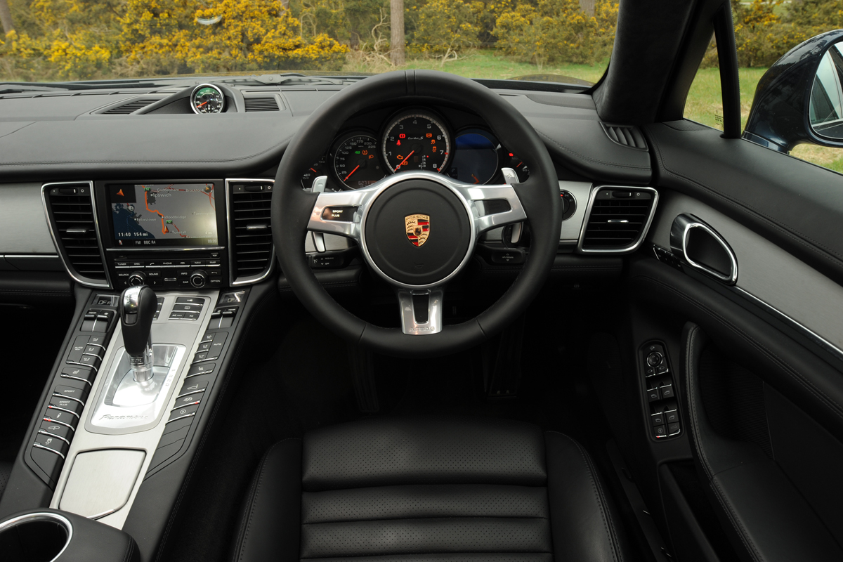 Porsche Panamera Turbo S dash