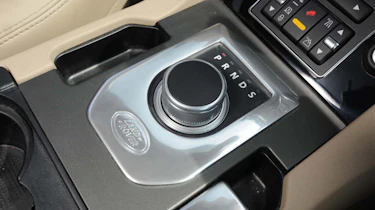 Land Rover Discovery panning