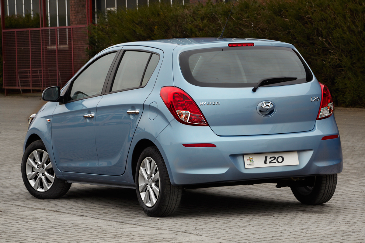 Hyundai i20 Blue rear three-quarters