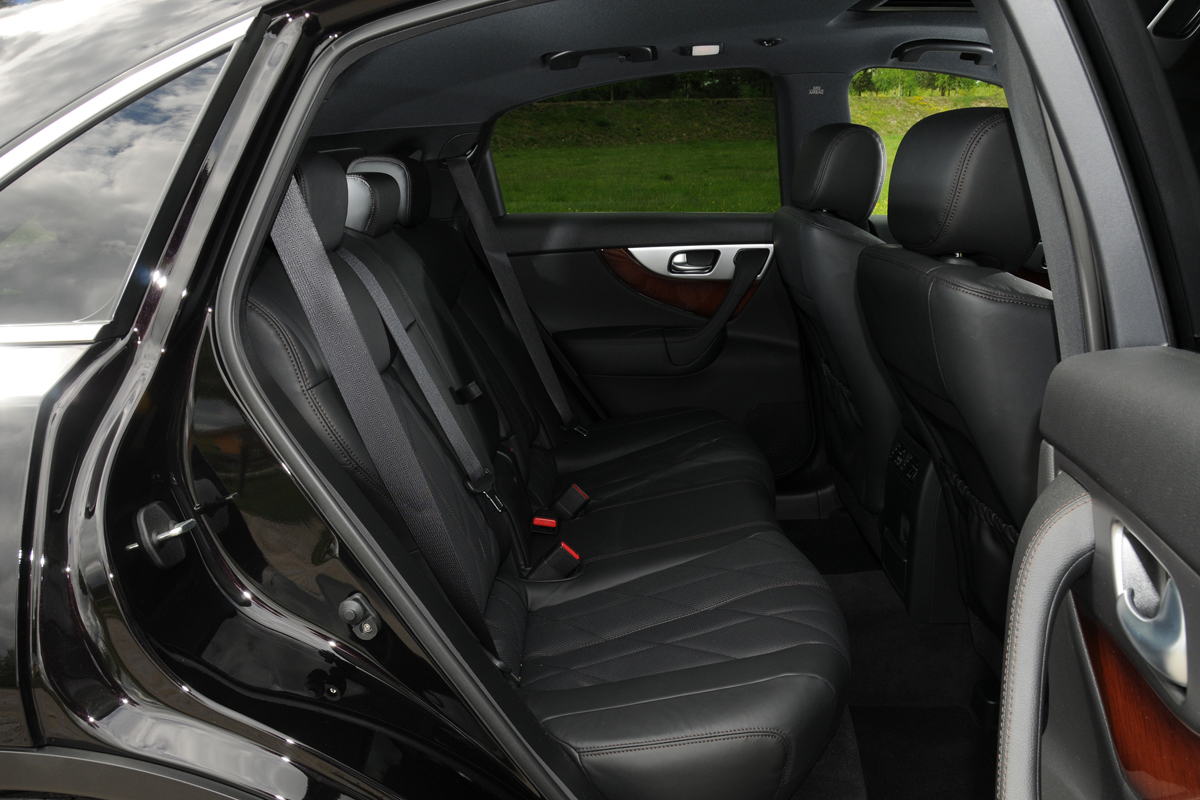 Infiniti FX 50S Premium rear seats