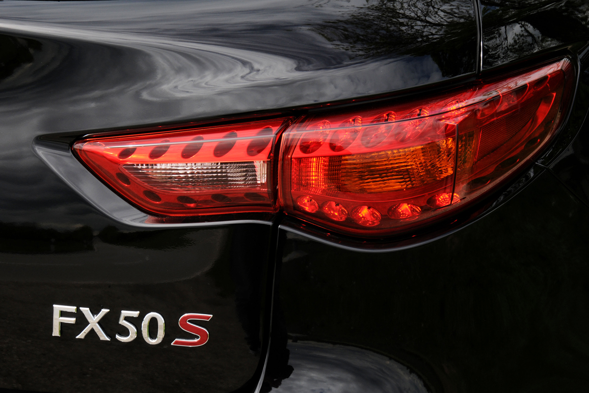 Infiniti FX 50S Premium badge