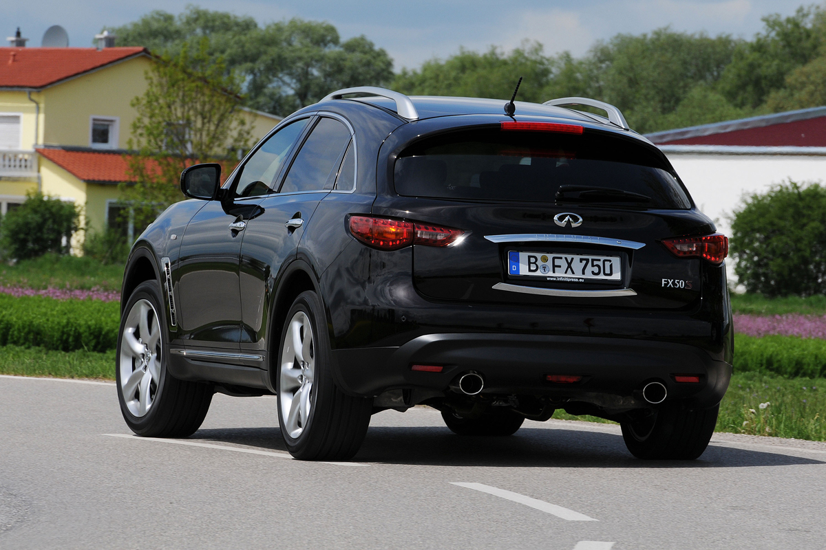 Infiniti FX 50S Premium rear cornering