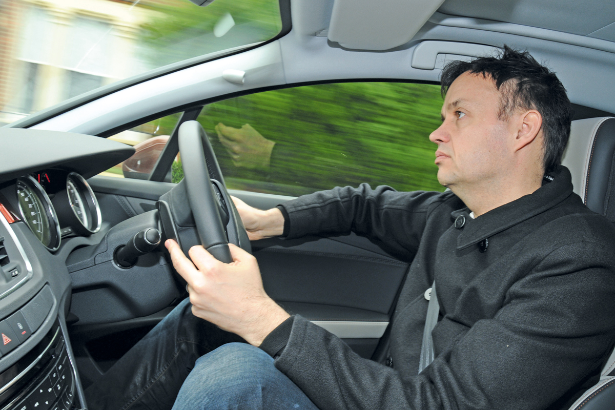 Peugeot 508 SW driving