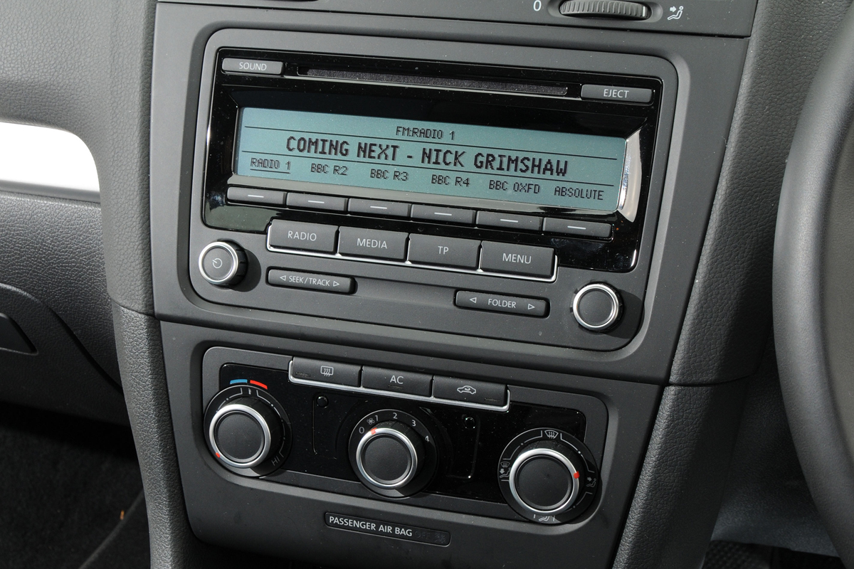 VW Golf 1.6 TDI BlueMotion centre console