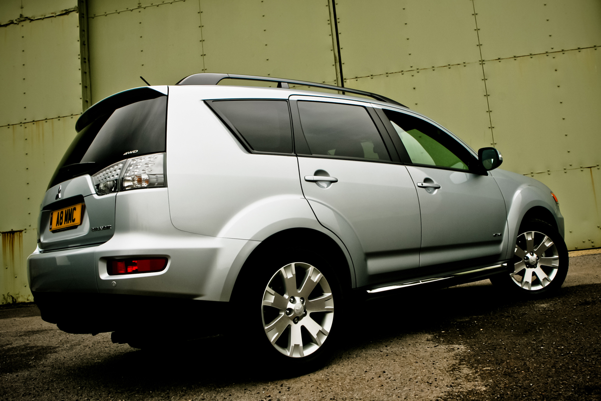 Mitsubishi Outlander rear three-quarters