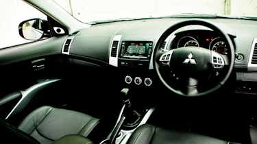 Mitsubishi Outlander dash